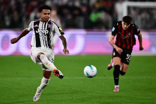Juventus' US midfielder #22 Weston McKennie (L) kicks the ball during the Italian Serie A football match between Juventus and AC Milan at The Allianz Stadium in Turin on October 5, 2025. (Photo by MARCO BERTORELLO / AFP)