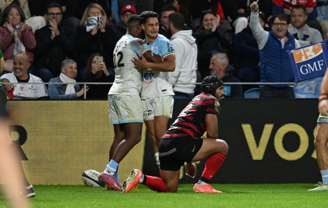 Bayonne's French full-back Tom Spring (C) and Bayonne's French full-back Cheikh Tiberghien (L) celebrate after scoring a try during the French Top14 rugby union match between Aviron Bayonnais (Bayonne) and Stade Toulousain Rugby (Toulouse) at Stade Jean Dauger in Bayonne, south-western France on October 5, 2025. (Photo by Gaizka IROZ / AFP)