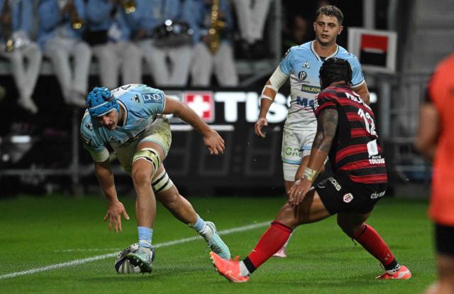 Bayonne's French lock Esteban Capilla scores a try during the French Top14 rugby union match between Aviron Bayonnais (Bayonne) and Stade Toulousain Rugby (Toulouse) at Stade Jean Dauger in Bayonne, south-western France on October 5, 2025. (Photo by Gaizka IROZ / AFP)