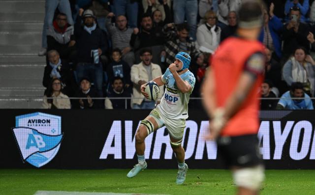 Bayonne's French lock Esteban Capilla runs to scores a try during the French Top14 rugby union match between Aviron Bayonnais (Bayonne) and Stade Toulousain Rugby (Toulouse) at Stade Jean Dauger in Bayonne, south-western France on October 5, 2025. (Photo by Gaizka IROZ / AFP)