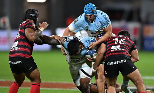 Bayonne's English centre Manu Tuilagi (C) and Bayonne's French lock Esteban Capilla vie for the ball during the French Top14 rugby union match between Aviron Bayonnais (Bayonne) and Stade Toulousain Rugby (Toulouse) at Stade Jean Dauger in Bayonne, south-western France on October 5, 2025. (Photo by Gaizka IROZ / AFP)