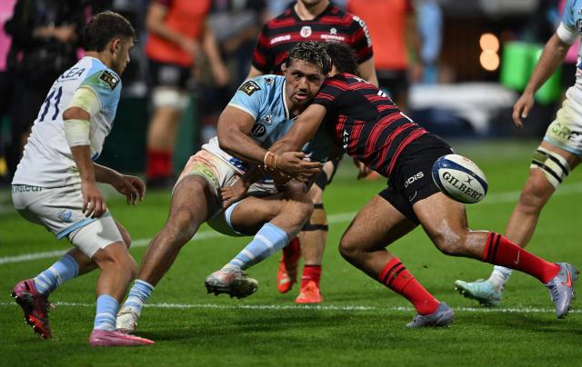 Bayonne's Australian number eight Robert Leota (C) is tackled during the French Top14 rugby union match between Aviron Bayonnais (Bayonne) and Stade Toulousain Rugby (Toulouse) at Stade Jean Dauger in Bayonne, south-western France on October 5, 2025. (Photo by Gaizka IROZ / AFP)