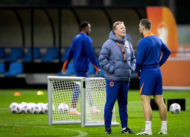 Netherlands' coach Ronald Koeman (2ndR) speaks with Teun Koopmeiners during a training session at the KNVB Campus ahead of the World Cup qualifiers against Malta and Finland in Zeist, on October 6, 2025. (Photo by Koen van Weel / ANP / AFP) / Netherlands OUT