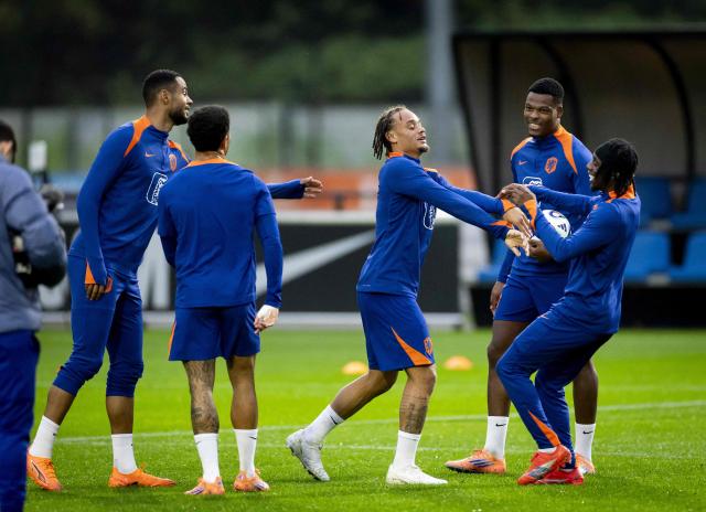 (LtoR) Netherlands' Cody Gakpo, Jurriën Timber, Xavi Simons, Denzel Dumfries, and Jeremie Frimpong take part in a training session at the KNVB Campus ahead of the World Cup qualifiers against Malta and Finland in Zeist, on October 6, 2025. (Photo by Koen van Weel / ANP / AFP) / Netherlands OUT