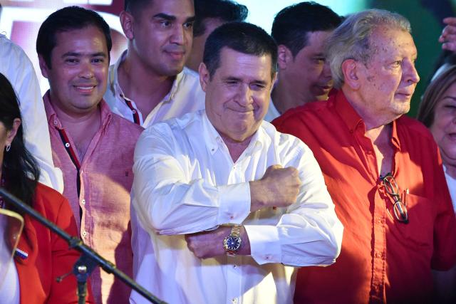 (FILES) Paraguayan former President Horacio Cartes (C) gestures as he waits for Paraguayan presidential candidate for the Colorado Party, Santiago Peсa, after the general and presidential elections in Asuncion on April 30, 2023. On October 6, 2025, the U.S. Treasury lifted sanctions imposed in 2023 on former Paraguayan President Horacio Cartes, who was accused at the time of “rampant corruption,” a decision confirmed by the leader of the ruling Colorado Party himself. (Photo by NORBERTO DUARTE / AFP)