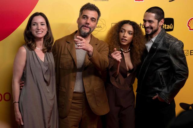 (L-R) French film producer Emilie Lesclaux, Brazilian actor Wagner Moura, actress Alice Carvalho, and actor Gabriel Leone pose for a photo at the gala premiere of the film "O Agente Secreto" (The Secret Agent) during the 27th Rio Film Festival at Cinema Odeon in Rio de Janeiro, Brazil on October 7, 2025. (Photo by Pablo PORCIUNCULA / AFP)