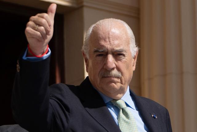 (FILES) Former Colombian President Andres Pastrana (L) thumbs up next to Venezuelan opposition leader Edmundo Gonzalez Urrutia as they arrive to a meeting with the Dominican Republic President Luis Abinader at the Presidential Palace in Santo Domingo on January 9, 2025. Cocaine consumption has declined in the United States and grown in other parts of the world, which would justify a new "Plan Colombia" to combat drug trafficking, funded by more taxpayers, former President Andrés Pastrana said on October 9, 2025. "Plan Colombia" was conceived during Pastrana's presidency (1998-2002) and Democrat Bill Clinton's and began operating in 1999. (Photo by Francesco SPOTORNO / AFP)