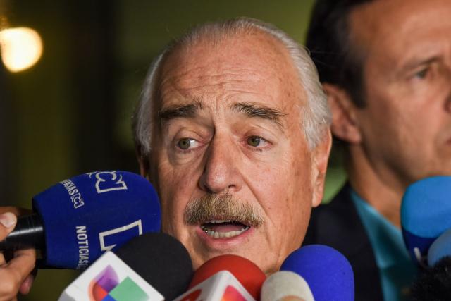 (FILES) Former Colombian president (1998-2002) Andres Pastrana (L) speaks to the press next to former Bolivian president (2001-2002) Jorge Quiroga, upon their arrival at El Dorado airport, in Bogota, Colombia, on March 7, 2018, after being deported from Cuba. Cocaine consumption has declined in the United States and grown in other parts of the world, which would justify a new "Plan Colombia" to combat drug trafficking, funded by more taxpayers, former President Andrés Pastrana said on October 9, 2025. "Plan Colombia" was conceived during Pastrana's presidency (1998-2002) and Democrat Bill Clinton's and began operating in 1999. (Photo by Raul ARBOLEDA / AFP)