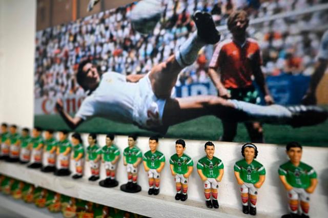 Miniature figures of Mexican football players are pictured inside of the Mexican restaurant "Tortas Estadio," located in front of the Azteca Stadium in the Santa Ursula neighborhood in Mexico City on October 9, 2025. (Photo by Alfredo ESTRELLA / AFP)