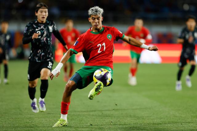 Morocco's foward #21 Yassir Zabiri controls the ball during the 2025 FIFA U-20 World Cup round of 16 football match between Morocco and South Korea at El Teniente Stadium in Rancagua, Chile on October 9, 2025. (Photo by Raul BRAVO / AFP)