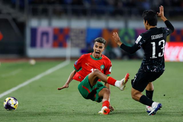 Morocco's defender #15 Fouad Zahouani and South Korea's defender #13 Seunggu Choi fight for the ball during the 2025 FIFA U-20 World Cup round of 16 football match between Morocco and South Korea at El Teniente Stadium in Rancagua, Chile on October 9, 2025. (Photo by Raul BRAVO / AFP)