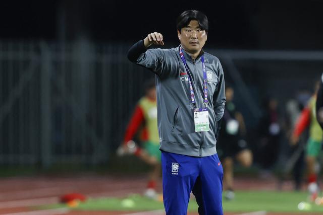 South Korea's head coach Changwon Lee reacts during the 2025 FIFA U-20 World Cup round of 16 football match between Morocco and South Korea at El Teniente Stadium in Rancagua, Chile on October 9, 2025. (Photo by Raul BRAVO / AFP)