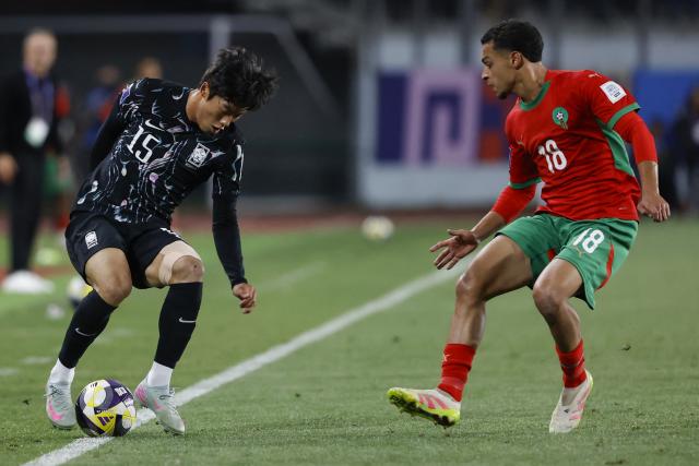 South Korea's defender #15 Geonhee Lee and Morocco's midfielder #18 Yassine Khalifi fight for the ball during the 2025 FIFA U-20 World Cup round of 16 football match between Morocco and South Korea at El Teniente Stadium in Rancagua, Chile on October 9, 2025. (Photo by Raul BRAVO / AFP)