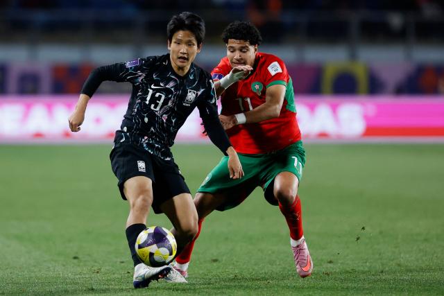 South Korea's defender #13 Seunggu Choi and Morocco's foward #11 Ilias Boumassaoudi fight for the ball during the 2025 FIFA U-20 World Cup round of 16 football match between Morocco and South Korea at El Teniente Stadium in Rancagua, Chile on October 9, 2025. (Photo by Raul BRAVO / AFP)