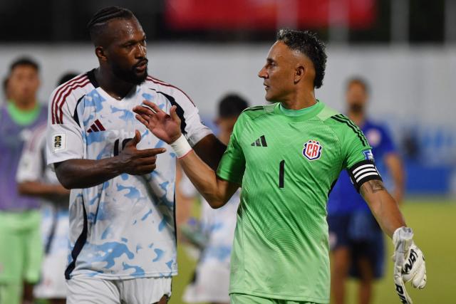 Costa Rica's defender #19 Kendall Waston greets his teammate goalkeeper #01 Keylor Navas at the end of the 2026 FIFA World Cup Concacaf qualifier football match between Honduras and Costa Rica at the General Francisco Morazán Stadium in San Pedro Sula, Honduras on October 9, 2025. (Photo by Orlando SIERRA / AFP)