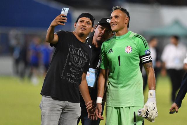 Costa Rica's goalkeeper #01 Keylor Navas poses for a picture with fans at the end of the 2026 FIFA World Cup Concacaf qualifier football match between Honduras and Costa Rica at the General Francisco Morazán Stadium in San Pedro Sula, Honduras on October 9, 2025. (Photo by Orlando SIERRA / AFP)