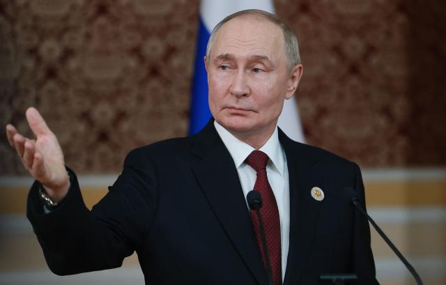 In this pool photograph distributed by the Russian state agency Sputnik, Russia's President Vladimir Putin meets with the Russian media after a meeting of the Commonwealth of Independent States (CIS) Heads of State Council in Dushanbe on October 10, 2025. (Photo by Vladimir SMIRNOV / POOL / AFP)