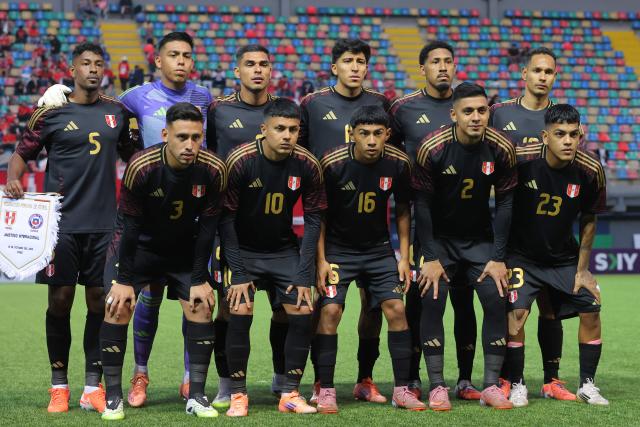 Peru's players pose for a team photo ahead of the international football friendly match between Chile and Peru at the Bicentenario de La Florida Stadium in Santiago on October 10, 2025. (Photo by Javier TORRES / AFP)
