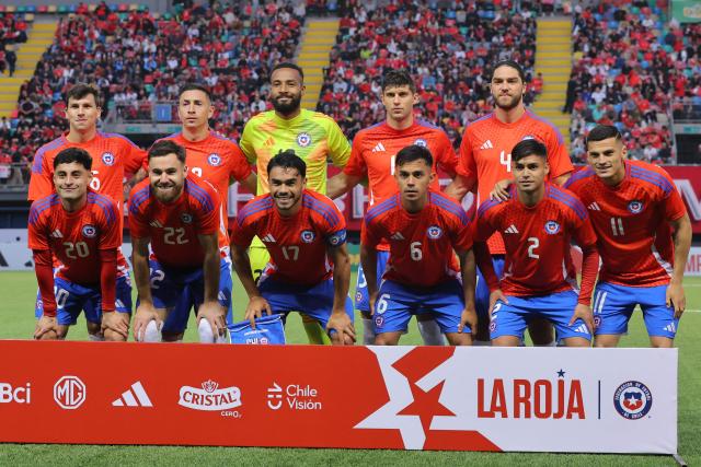 Chile's players pose for a team photo ahead of the international football friendly match between Chile and Peru at the Bicentenario de La Florida Stadium in Santiago on October 10, 2025. (Photo by Javier TORRES / AFP)