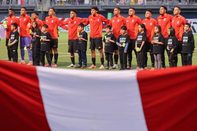 Peru's players pose during the international football friendly match between Chile and Peru at the Bicentenario de La Florida Stadium in Santiago on October 10, 2025. (Photo by Javier TORRES / AFP)