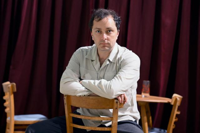 (FILES) British playwright and director Alexander Zeldin poses during the 77th Avignon International Theatre Festival in Avignon, southern France, on July 17, 2023. British playwright and director Alexander Zeldin depicts a ‘slice of life in a world in crisis’ in ‘Prendre soin’ (Taking Care), a new production at the Thйвtre National de Strasbourg (TNS). (Photo by Nicolas TUCAT / AFP)