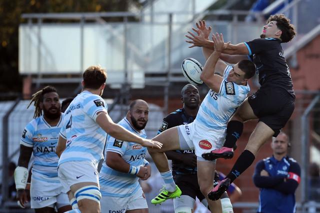 TOPSHOT - Racing 92' Argentinian fly-half Gerуnimo Prisciantelli (L) fights for the ball with Montpellier’s Melvyn Rates (R) during the French Top14 rugby union match between Racing92 and Montpellier at the Dominique Duvauchelle stadium in Creteil, on October 11, 2025. (Photo by Anne-Christine POUJOULAT / AFP)