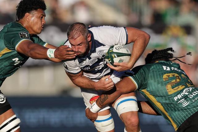 Castres' Canadian flanker Tyler Ardron (C) is tackled by Montauban's US flanker Nafi Ma'afu (L) and Montauban's French prop Valentin Simutoga (R) during the French Top14 rugby union match between Montauban and Castres Olympique at Stade Sapiac in Montauban, south-western France on October 11, 2025. (Photo by Valentine CHAPUIS / AFP)