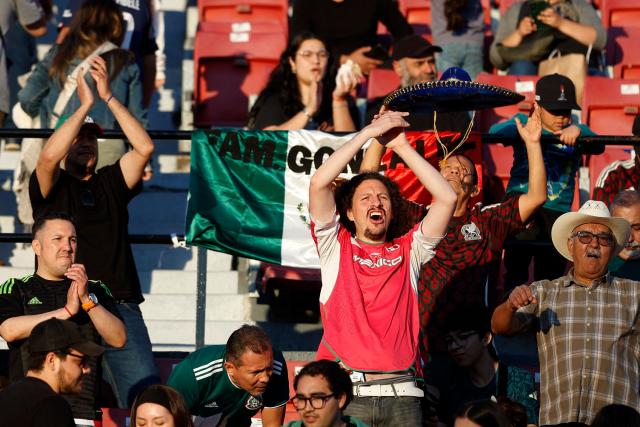 Fans of Mexico cheer before the start of the 2025 FIFA U-20 World Cup quarter-final football match between Mexico and Argentina at the National Stadium in Santiago on October 11, 2025. (Photo by Raul BRAVO / AFP)