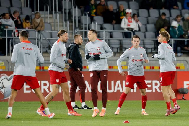 Poland's players warm up prior to the 2026 World Cup qualifiers Europe zone group G football match between Lithuania and Poland on October 12, 2025 in Kaunas, Lithuania.  (Photo by Petras Malukas / AFP)