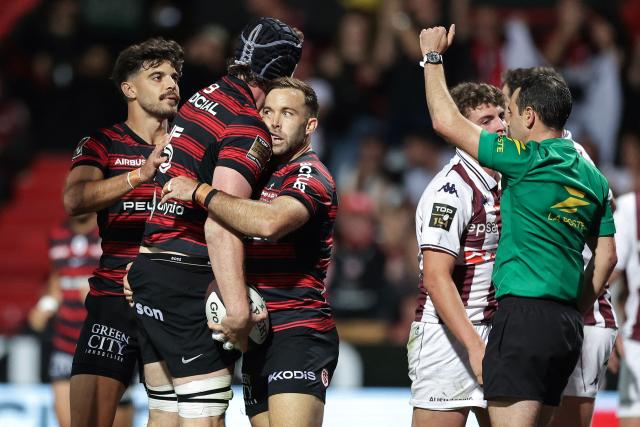 Toulouse's French lock Thibaud Flament (2nd L) celebrates with his teammates after scoring a try during the French Top14 rugby union match between Stade Toulousain (Toulouse) and Union Bordeaux-Begles (UBB) at the Stade Ernest-Wallon in Toulouse central France, on October 12, 2025. (Photo by Valentine CHAPUIS / AFP)
