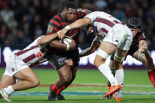 Toulouse's French prop Georges-Henri Colombe (C) is tackled during the French Top14 rugby union match between Stade Toulousain (Toulouse) and Union Bordeaux-Begles (UBB) at the Stade Ernest-Wallon in Toulouse central France, on October 12, 2025. (Photo by Valentine CHAPUIS / AFP)