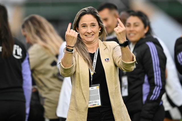 Colo Colo's Brazilian head coach Tatiele Silveira celebrates after winning the 2025 Women's Copa Libertadores quarter-final football match between Chile's Colo Colo and Paraguay's Libertad at the Florencio Sola Stadium in Banfield, Buenos Aires province on October 12, 2025. (Photo by Luis ROBAYO / AFP)