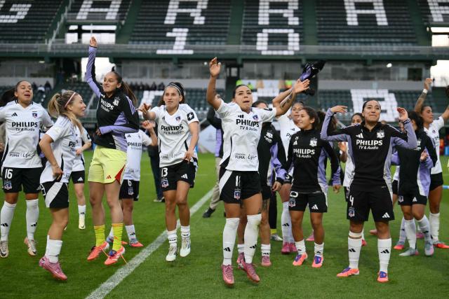 Players of Colo Colo celebrate after winning the 2025 Women's Copa Libertadores quarter-final football match between Chile's Colo Colo and Paraguay's Libertad at the Florencio Sola Stadium in Banfield, Buenos Aires province on October 12, 2025. (Photo by Luis ROBAYO / AFP)
