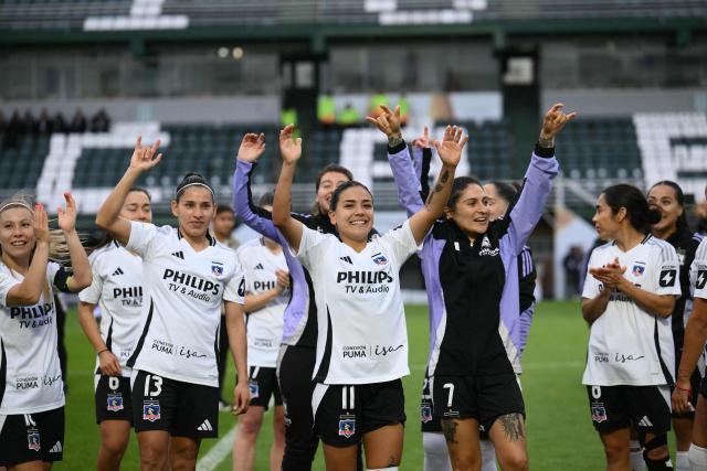 Players of Colo Colo celebrate after winning the 2025 Women's Copa Libertadores quarter-final football match between Chile's Colo Colo and Paraguay's Libertad at the Florencio Sola Stadium in Banfield, Buenos Aires province on October 12, 2025. (Photo by Luis ROBAYO / AFP)