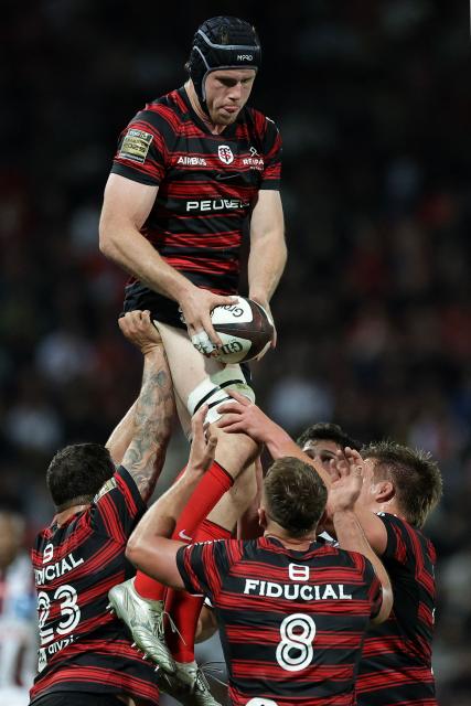 Toulouse's French lock Thibaud Flament (top) catches the ball as he is lifted in the air from a Toulouse line out during the French Top14 rugby union match between Stade Toulousain (Toulouse) and Union Bordeaux-Begles (UBB) at the Stade Ernest-Wallon in Toulouse central France, on October 12, 2025. (Photo by Valentine CHAPUIS / AFP)