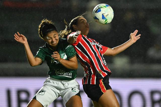 Deportivo Cali's defender #02 Angie Salazar and Sao Paulo's forward #09 Millene fight for the ball during the 2025 Women's Copa Libertadores quarter-final football match between Colombia's Deportivo Cali and Brazil's Sao Paulo at the Florencio Sola Stadium in Banfield, Buenos Aires province on October 12, 2025. (Photo by Luis ROBAYO / AFP)