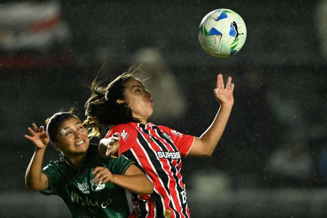 Deportivo Cali's defender #02 Angie Salazar and Sao Paulo's forward #09 Millene fight for the ball during the 2025 Women's Copa Libertadores quarter-final football match between Colombia's Deportivo Cali and Brazil's Sao Paulo at the Florencio Sola Stadium in Banfield, Buenos Aires province on October 12, 2025. (Photo by Luis ROBAYO / AFP)