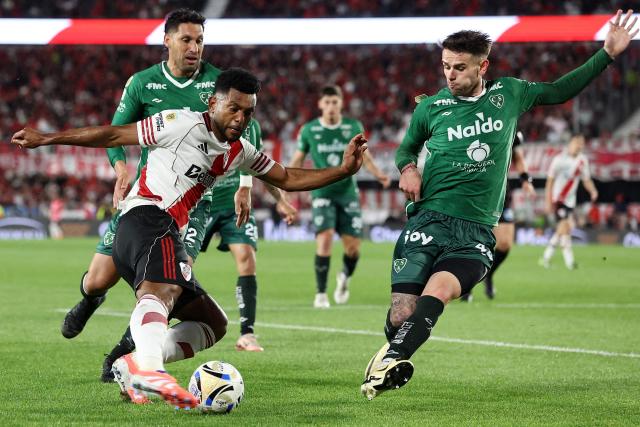 River Plate's Colombian forward #09 Miguel Borja and Sarmiento's Uruguayan defender #44 Renzo Orihuela fight for the ball during the Argentine Professional Football League 2025 Clausura Tournament match between River Plate and Sarmiento at the Mas Monumental Stadium in Buenos Aires on October 12, 2025. (Photo by ALEJANDRO PAGNI / AFP)