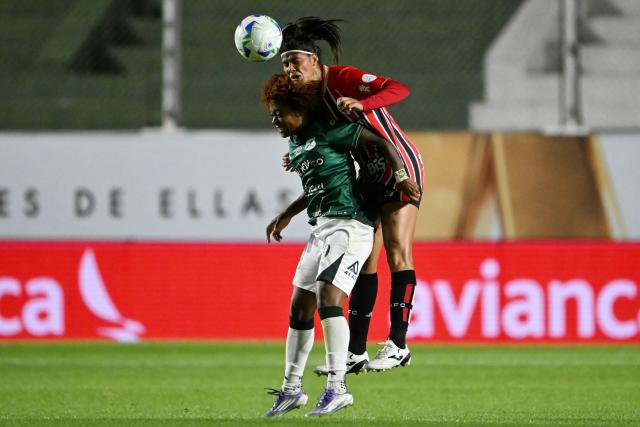 Deportivo Cali's forward #09 Maria Marquinez and Sao Paulo's defender #03 Kaka fight for the ball during the 2025 Women's Copa Libertadores quarter-final football match between Colombia's Deportivo Cali and Brazil's Sao Paulo at the Florencio Sola Stadium in Banfield, Buenos Aires province on October 12, 2025. (Photo by Luis ROBAYO / AFP)