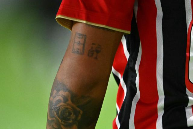 This detail view shows the tattoo of Sao Paulo's defender #23 Bia Menezes during the 2025 Women's Copa Libertadores quarter-final football match between Colombia's Deportivo Cali and Brazil's Sao Paulo at the Florencio Sola Stadium in Banfield, Buenos Aires province on October 12, 2025. (Photo by Luis ROBAYO / AFP)