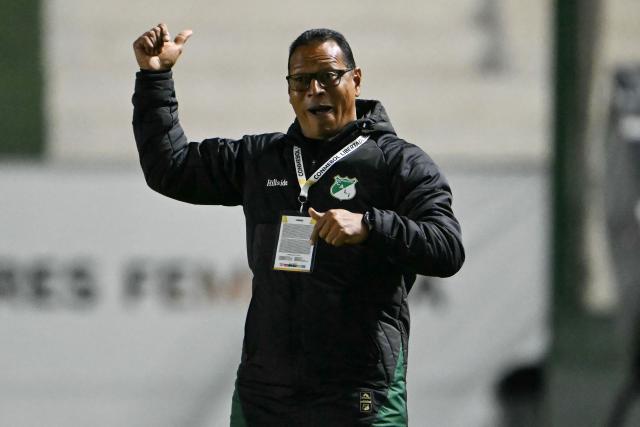 Deportivo Cali's head coach Jhon Ortiz gestures during the 2025 Women's Copa Libertadores quarter-final football match between Colombia's Deportivo Cali and Brazil's Sao Paulo at the Florencio Sola Stadium in Banfield, Buenos Aires province on October 12, 2025. (Photo by Luis ROBAYO / AFP)