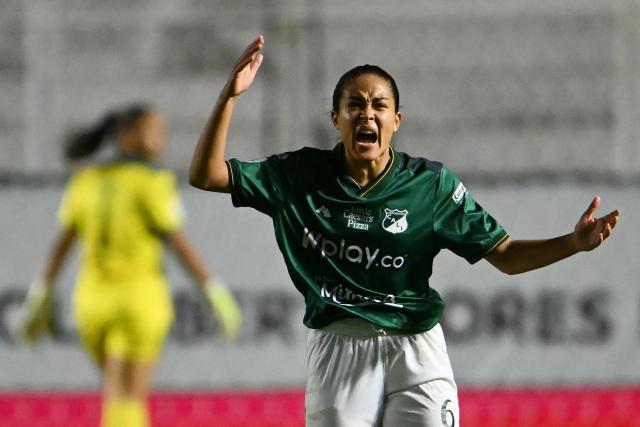 Deportivo Cali's midfielder #06 Paula Medina reacts during the 2025 Women's Copa Libertadores quarter-final football match between Colombia's Deportivo Cali and Brazil's Sao Paulo at the Florencio Sola Stadium in Banfield, Buenos Aires province on October 12, 2025. (Photo by Luis ROBAYO / AFP)