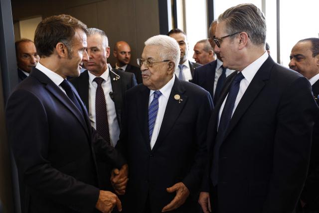 Palestinian president Mahmud Abbas (C) speaks with Britain's Prime Minister Keir Starmer (R) and France's President Emmanuel Macron (L) upon arrival at the congress centre to attend the Sharm El-Sheikh Peace Summit, in the Egyptian Red Sea resort town of Sharm el-Sheikh, on October 13, 2025. Trump and Sisi will chair the Gaza summit of more than 20 world leaders on October 13, 2025 in Egypt's Sharm El-Sheikh. Among those expected to attend are UN Secretary-General Antonio Guterres, Jordan's King Abdullah II, Britain's Prime Minister Keir Starmer, France's President Emmanuel Macron and his Turkey's counterpart Recep Tayyip Erdogan. Canada will also be represented by its Prime Minister Mark Carney. (Photo by Yoan VALAT / POOL / AFP)