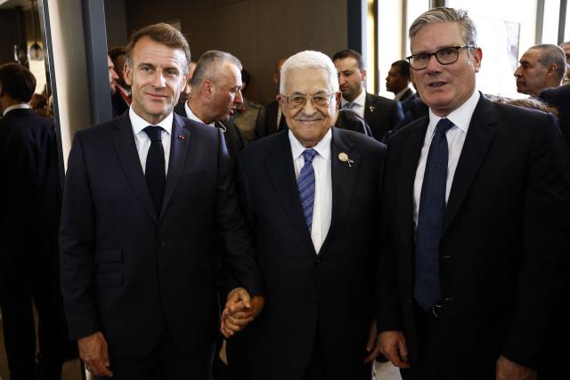Palestinian president Mahmud Abbas (C) speaks with Britain's Prime Minister Keir Starmer (R) and France's President Emmanuel Macron (L) upon arrival at the congress centre to attend the Sharm El-Sheikh Peace Summit, in the Egyptian Red Sea resort town of Sharm el-Sheikh, on October 13, 2025. Trump and Sisi will chair the Gaza summit of more than 20 world leaders on October 13, 2025 in Egypt's Sharm El-Sheikh. Among those expected to attend are UN Secretary-General Antonio Guterres, Jordan's King Abdullah II, Britain's Prime Minister Keir Starmer, France's President Emmanuel Macron and his Turkey's counterpart Recep Tayyip Erdogan. Canada will also be represented by its Prime Minister Mark Carney. (Photo by Yoan VALAT / POOL / AFP)