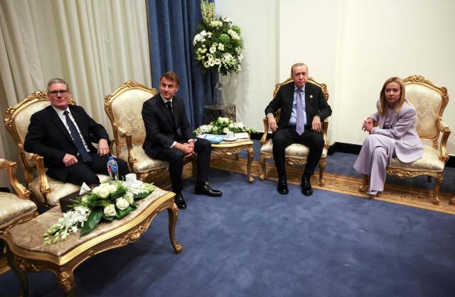 (From L) Britain's Prime Minister Keir Starmer, France's President Emmanuel Macron, Turkey's President Recep Tayyip Erdogan and Italy's Prime Minister Giorgia Meloni reacts during a meeting on the side lines of Sharm El-Sheikh Peace Summit, in the Egyptian Red Sea resort town of Sharm el-Sheikh, on October 13, 2025. Trump and Sisi will chair the Gaza summit of more than 20 world leaders on October 13, 2025 in Egypt's Sharm El-Sheikh. Among those expected to attend are UN Secretary-General Antonio Guterres, Jordan's King Abdullah II, Britain's Prime Minister Keir Starmer, France's President Emmanuel Macron and his Turkey's counterpart Recep Tayyip Erdogan. Canada will also be represented by its Prime Minister Mark Carney. (Photo by Suzanne Plunkett / POOL / AFP)