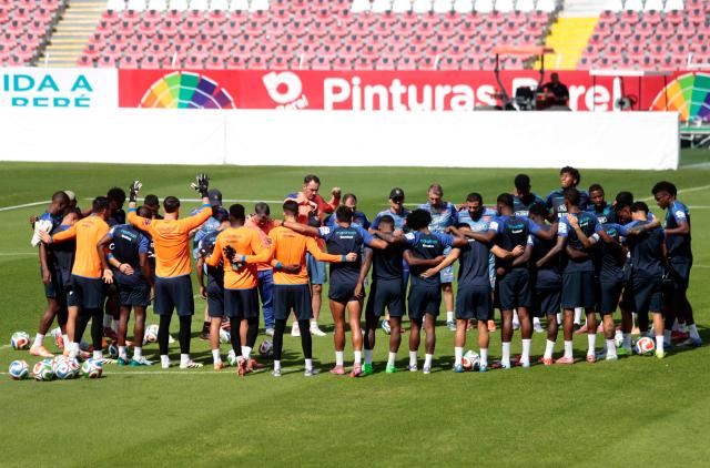 Ecuador's players gather in a huddle during a training session ahead of the friendly football match between Mexico and Ecuador at the Jalisco Stadium in Guadalajara, Mexico, on October 13, 2025. (Photo by ULISES RUIZ / AFP)