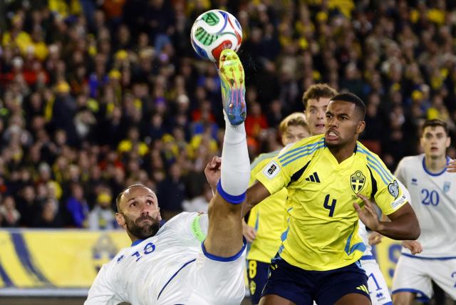 Kosovo's forward #18 Vedat Muriqi and Sweden's defender #04 Isak Hien

vie for the ball during the 2026 World Cup qualifying group B football match between Sweden and Kosovo in Gothenburg, Sweden on October 13, 2025, (Photo by Adam IHSE / various sources / AFP) / Sweden OUT