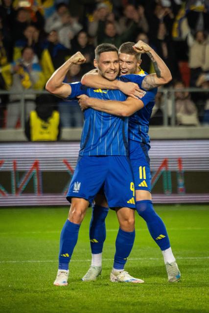 Ukraine's midfielder #09 Oleksii Hutsuliak (L) celebrates scoring the opening goal with Ukraine's forward #11 Artem Dovbyk during the 2026 World Cup qualifying group B, football match between Ukraine and Azerbaijan in Krakow, Poland, on October 13, 2025, (Photo by Wojtek RADWANSKI / AFP)