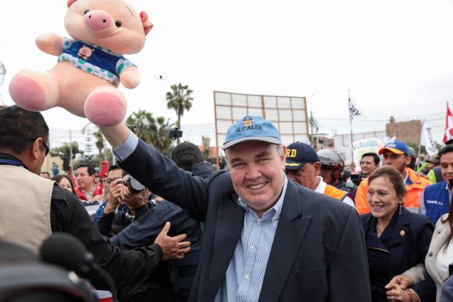 (FILES) Lima Mayor Rafael Lopez Aliaga raises a stuffed pig toy during the inauguration of the new Via Expresa Sur (South Expressway) in the district of Surco, Lima province, on September 9, 2025. Lima's ultraconservative mayor Rafael Lopez Aliaga announced his resignation on October 13, 2025, to run for president in Peru's general elections scheduled for April 2026. (Photo by CONNIE FRANCE / AFP)