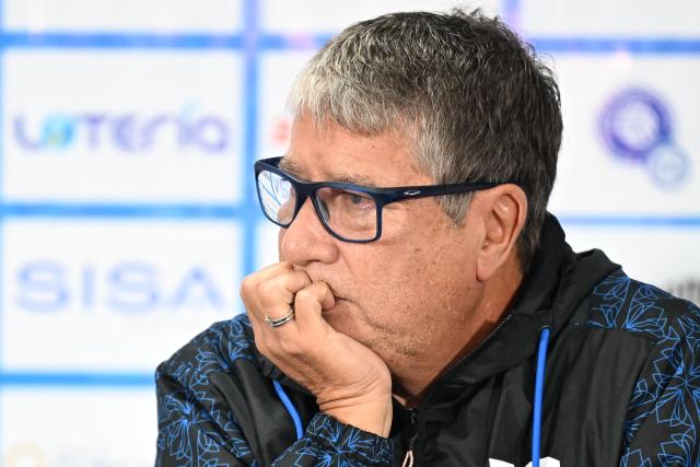 El Salvador's Colombian coach Hernan Dario Gomez gestures during a press conference at the Salvadoran Football Federation headquarters in San Salvador on October 13, 2025, ahead of their FIFA World Cup 2026 qualifier against Guatemala.  (Photo by Marvin RECINOS / AFP)